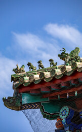 蓝天白云下的北京天坛公园古建筑仙人走兽