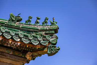蓝天白云下的北京天坛公园古建筑仙人走兽