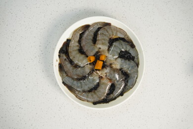 盘子白底图海鲜辣椒生腌醉白虾