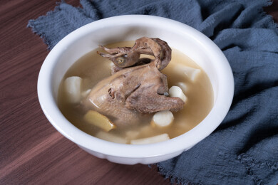 白色陶瓷汤碗里的铁棍山药鸽子汤