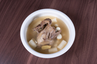 白色陶瓷汤碗里的铁棍山药鸽子汤