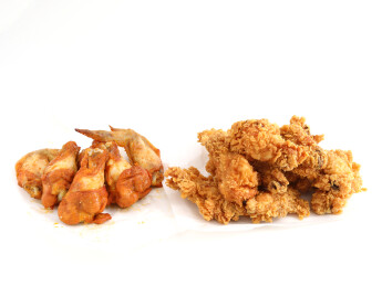 白色桌面上的一堆美食小吃宵夜炸鸡炸鸡块