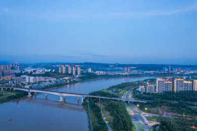 南宁仙葫铁路桥与邕江岸城市风光航拍