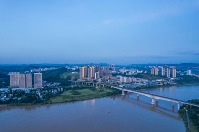 南宁仙葫铁路桥与邕江岸城市风光航拍