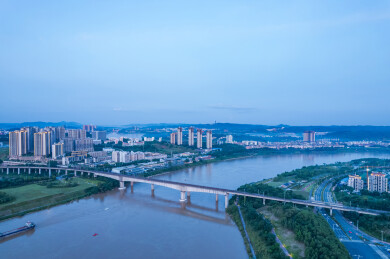 南宁仙葫铁路桥与邕江岸城市风光航拍