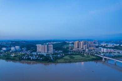 南宁仙葫铁路桥与邕江岸城市风光航拍