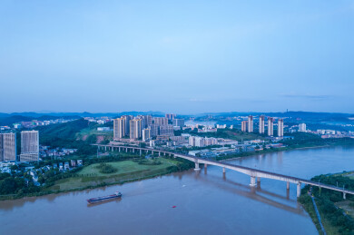 南宁仙葫铁路桥与邕江岸城市风光航拍