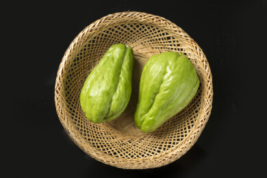 蔬菜佛手瓜摆放在桌面上特写