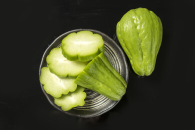 蔬菜佛手瓜摆放在桌面上特写