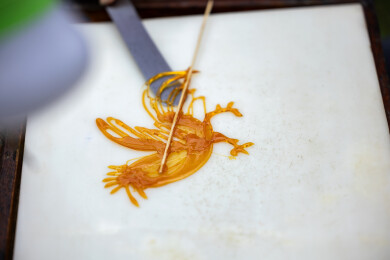 民间艺人街头制作的糖画美食 