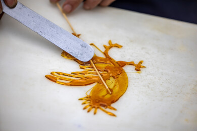 民间艺人街头制作的糖画美食 