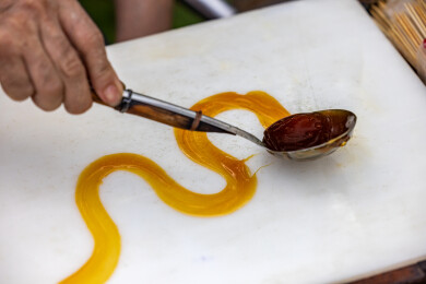 民间艺人街头制作的糖画美食 