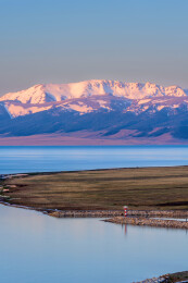中国新疆博尔塔拉赛里木湖日出风光