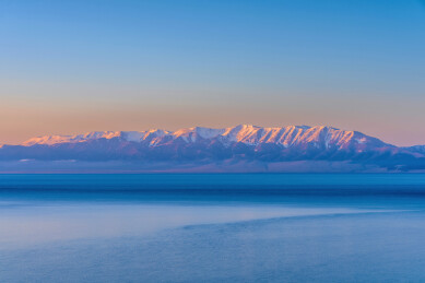 中国新疆博尔塔拉赛里木湖日出风光