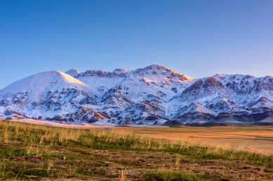 中国新疆博尔塔拉赛里木湖畔的雪山