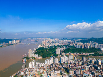 中国广西梧州万秀区城市风光和西江河流航拍