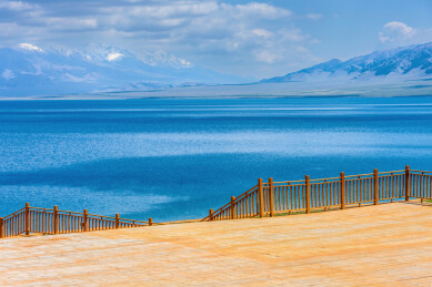 中国新疆博尔塔拉赛里木湖松树头风光