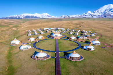 中国新疆博尔塔拉赛里木湖金帐营地航拍风光