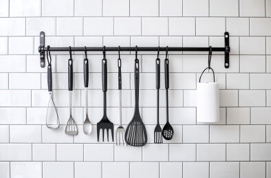 挂在墙上的厨房用具的特写镜头