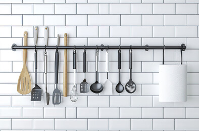 挂在墙上的厨房用具的特写镜头