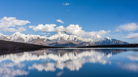 中国四川冷噶措贡嘎雪山倒影