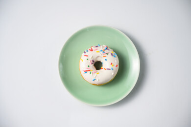 桌面上的盘子里的美味可口的酸奶甜甜圈