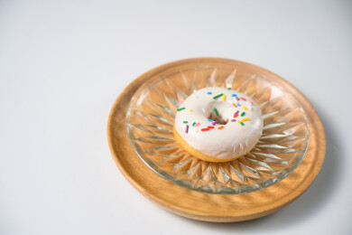 桌面上的盘子里的美味可口的酸奶甜甜圈