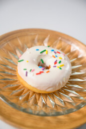 桌面上的盘子里的美味可口的酸奶甜甜圈