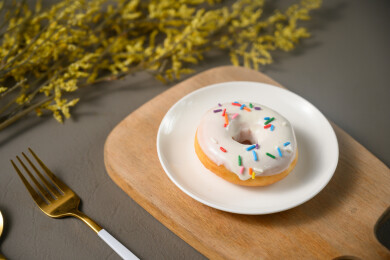 桌面上的盘子里的美味可口的酸奶甜甜圈