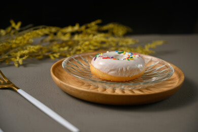 桌面上的盘子里的美味可口的酸奶甜甜圈