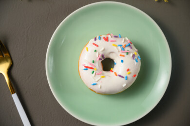 桌面上的盘子里的美味可口的酸奶甜甜圈