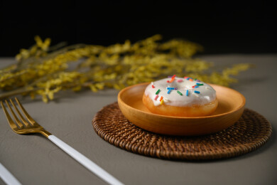 桌面上的盘子里的美味可口的酸奶甜甜圈