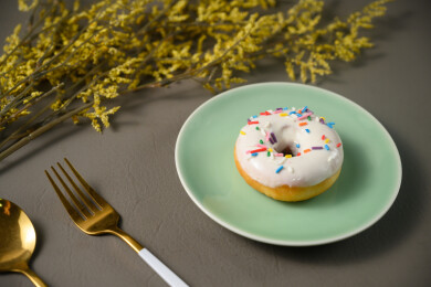 桌面上的盘子里的美味可口的酸奶甜甜圈