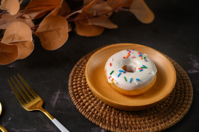 桌面上的盘子里的美味可口的酸奶甜甜圈