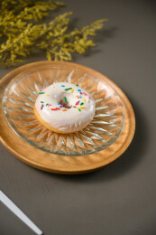 桌面上的盘子里的美味可口的酸奶甜甜圈