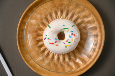 桌面上的盘子里的美味可口的酸奶甜甜圈