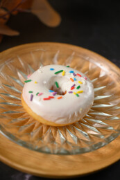 桌面上的盘子里的美味可口的酸奶甜甜圈