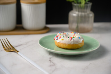 桌面上的盘子里的美味可口的酸奶甜甜圈