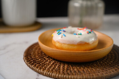 桌面上的盘子里的美味可口的酸奶甜甜圈