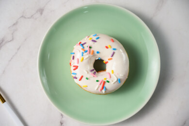 桌面上的盘子里的美味可口的酸奶甜甜圈