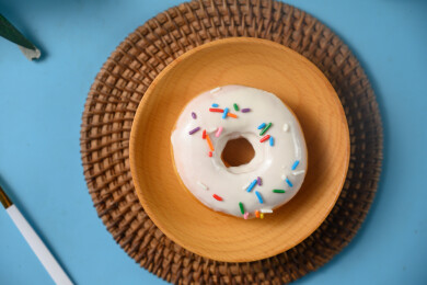 桌面上的盘子里的美味可口的酸奶甜甜圈