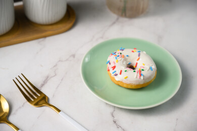 桌面上的盘子里的美味可口的酸奶甜甜圈