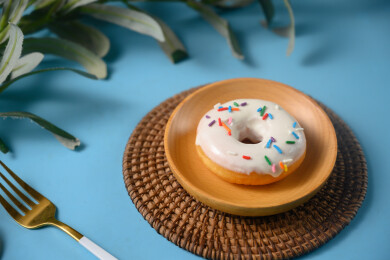 桌面上的盘子里的美味可口的酸奶甜甜圈