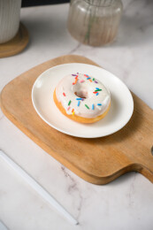 桌面上的盘子里的美味可口的酸奶甜甜圈