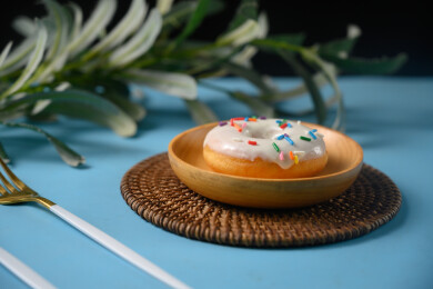 桌面上的盘子里的美味可口的酸奶甜甜圈