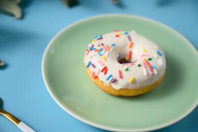 桌面上的盘子里的美味可口的酸奶甜甜圈