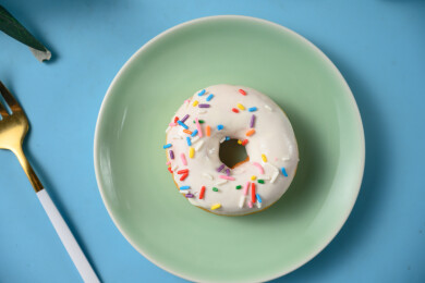 桌面上的盘子里的美味可口的酸奶甜甜圈