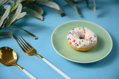 桌面上的盘子里的美味可口的酸奶甜甜圈