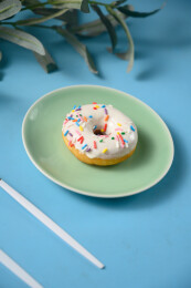 桌面上的盘子里的美味可口的酸奶甜甜圈