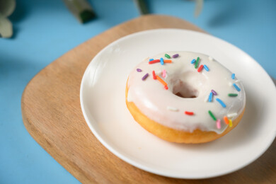 桌面上的盘子里的美味可口的酸奶甜甜圈